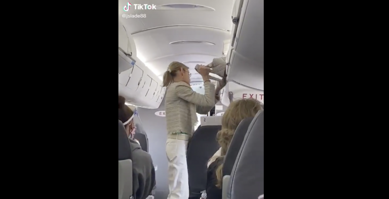 Expulsan a una pasajera antes del despegue por negarse a usar mascarilla y todo el pasaje aplaude la decisión