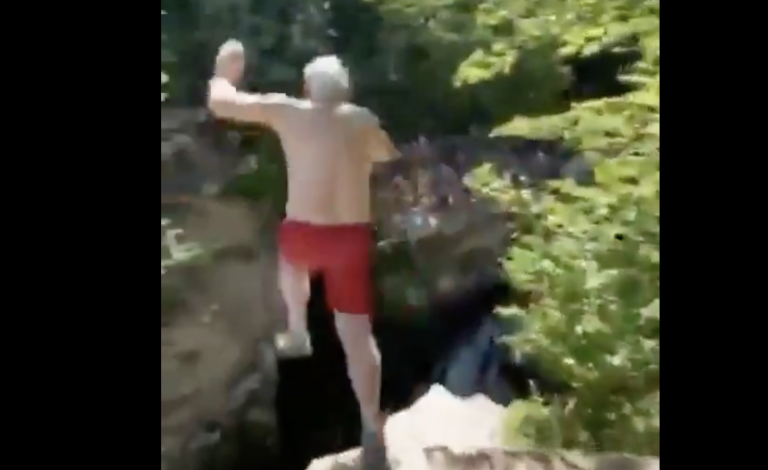 El impresionante salto desde un acantilado de un anciano de 73 años