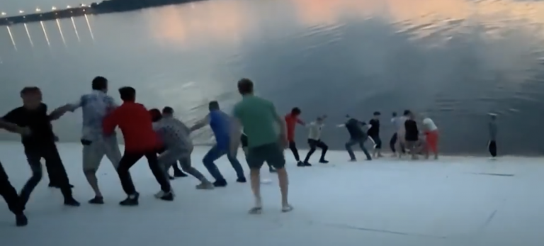 Forman una cadena humana para rescatar a una mujer de un río