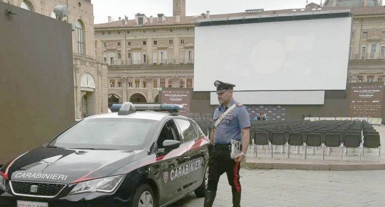 Multado un joven por proyectar una película porno en una pantalla gigante de la plaza de un pueblo italiano