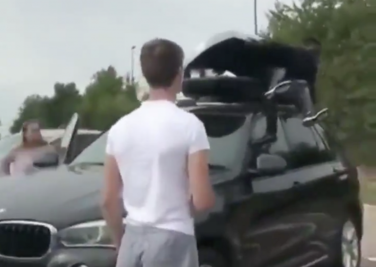 Una familia encuentra a dos emigrantes escondidos en su portaequipajes durante un viaje por Francia