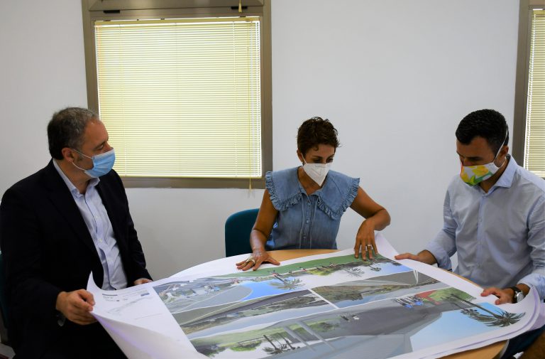 Mogán presenta el anteproyecto del futuro pabellón de Arguineguín al consejero  insular de Deportes