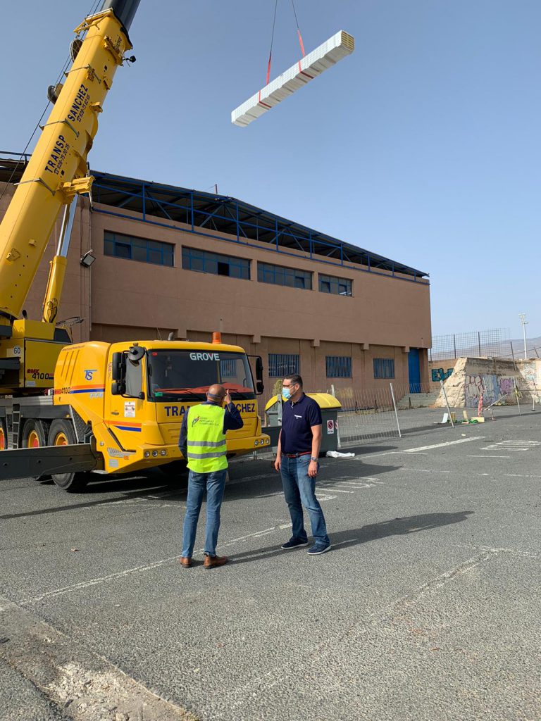 El concejal de Deportes comprueba el buen ritmo de la renovación de la cubierta del Rita Hernández