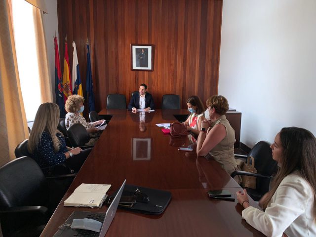 Durante la reu Charter 100 1