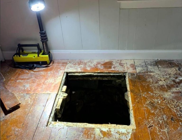 Un hombre atraviesa el suelo de una casa y cae a un pozo de 10 metros