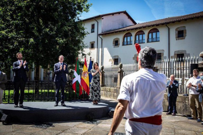 Casado y Arrimadas apelan juntos a los socialistas “decepcionados” por las negociaciones de Sánchez con independentistas