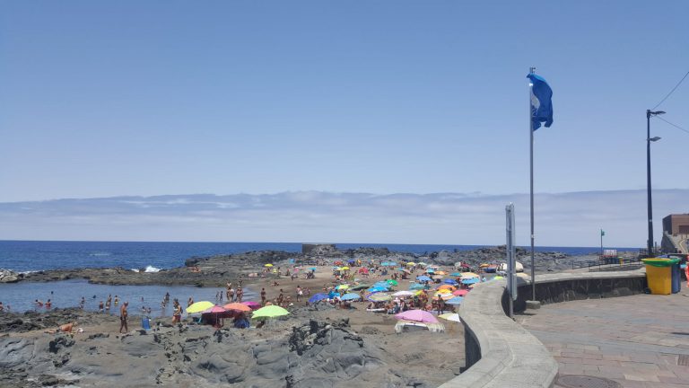 Arucas vuelve a izar un año más las banderas azules en el Puertillo y Los Charcones