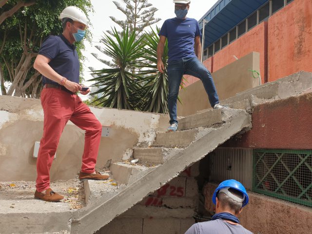 Eloy Santana visita los trabajos de colocación de los revestimientos de los puestos del Mercado Municipal 1 ELOY SANTANA VISITA OBRAS MERCADO MUNICIPAL