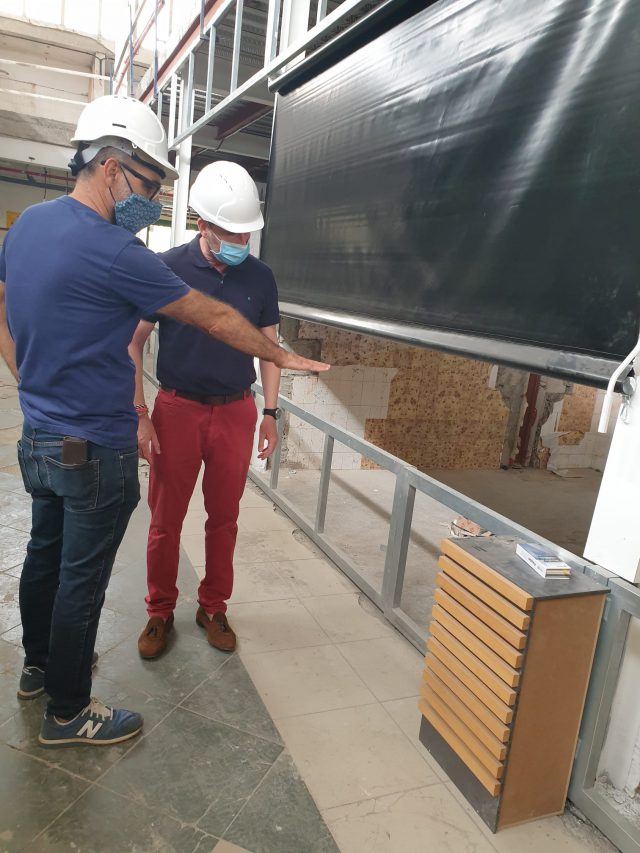 Eloy Santana visita los trabajos de colocación de los revestimientos de los puestos del Mercado Municipal 2 ELOY SANTANA VISITA OBRAS MERCADO MUNICIPAL2