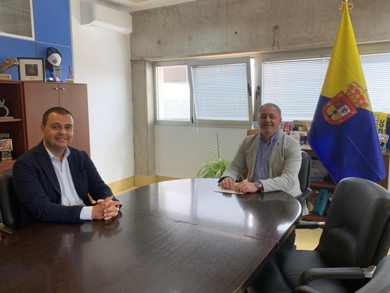 El consejero insular de Deportes se compromete a financiar  con más de 300.000 euros la cubierta de la cancha deportiva de Montaña Alta