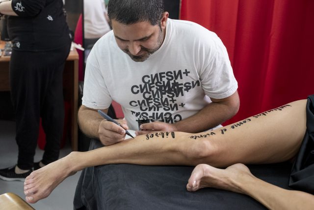 El calígrafo Felón Monzón grabando la décima.