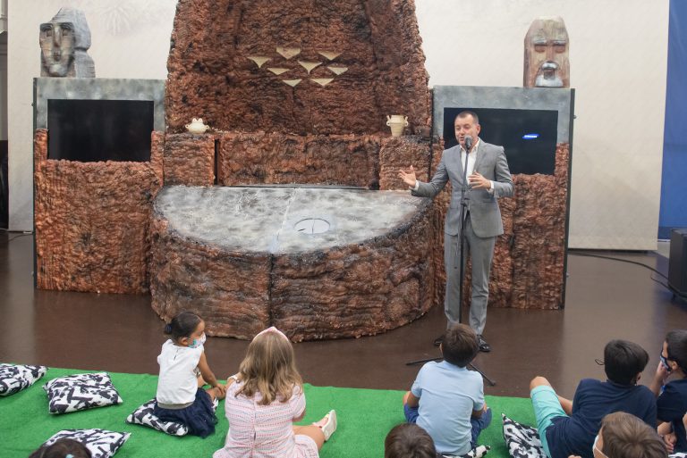 El Cabildo estrena el espectáculo infantil de Risco Caído con personajes de la cumbre de Gran Canaria dentro de la cueva Patrimonio Mundial
