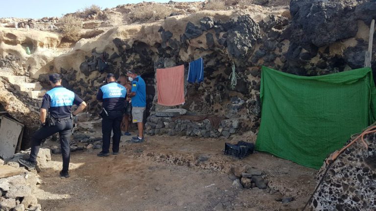 Ayuntamiento y Costas proceden a la inspección de los asentamientos ilegales entre Agua Dulce y La Mareta