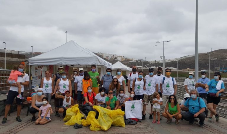 Recogidas miles de colillas en la costa aruquense