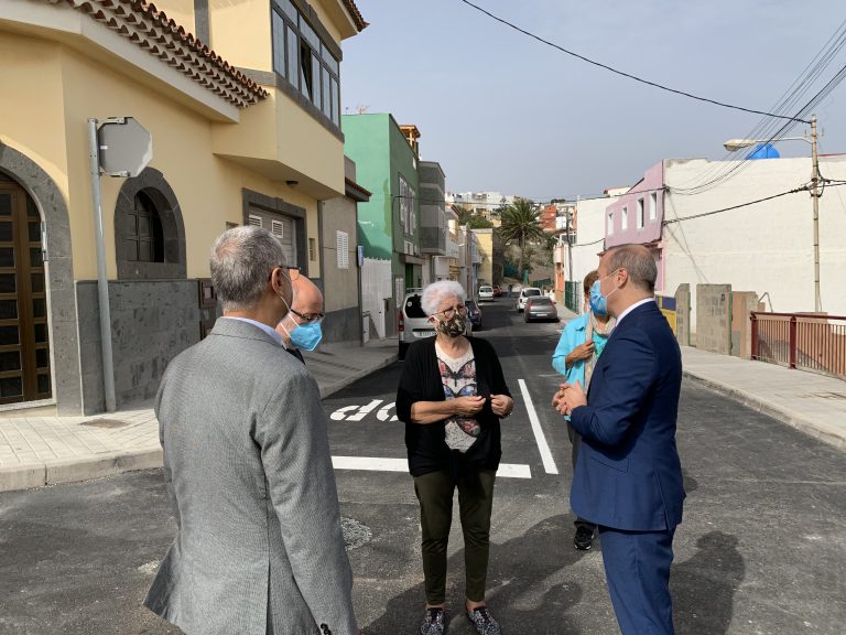 El Ayuntamiento acondiciona con nuevo firme y aceras la calle Isidro Ruíz de Boada en San Francisco de Paula