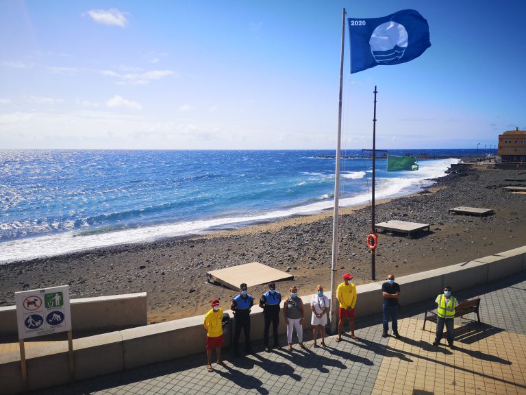 La bandera azul ya ondea en la playa del Burrero por tercer año consecutivo y con nuevos proyectos