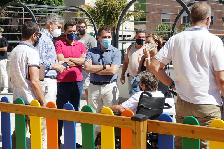 El alcalde inaugura el parque infantil y la zona de calistenia de la plaza de Santa Clara