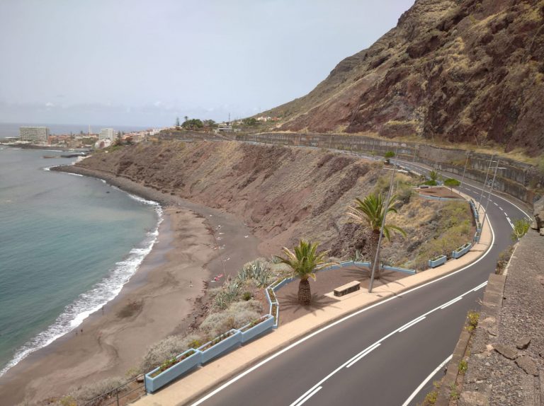 La Laguna invierte 38.700 euros en la renovación de jardineras en el paseo entre Bajamar y Punta del Hidalgo