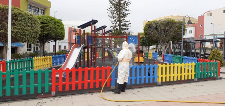 El Ayuntamiento de Santa María de Guía intensifica la limpieza y desinfección de los parques infantiles