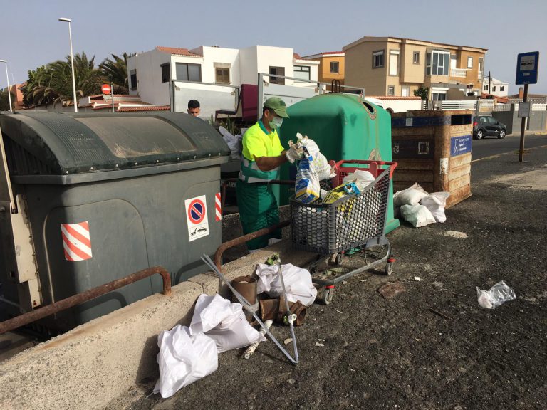 Los operarios del servicio de Limpieza retiran un vertido de escombros en La Garita
