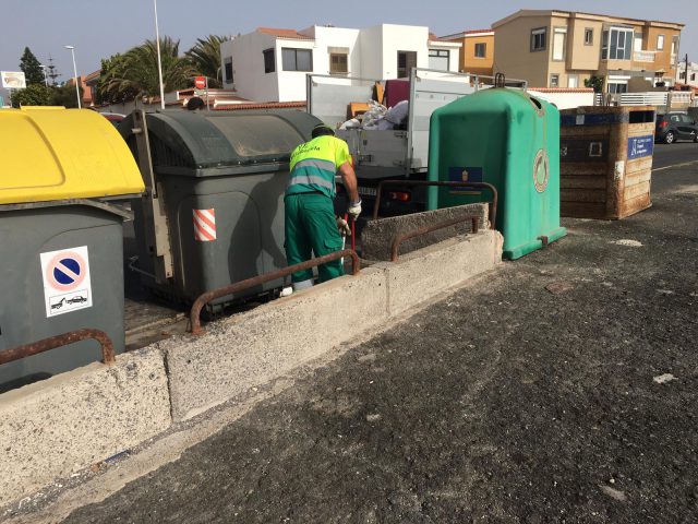 Los operarios del servicio de Limpieza retiran un vertido de escombros en La Garita 1 Limpieza 6al12 de julio7