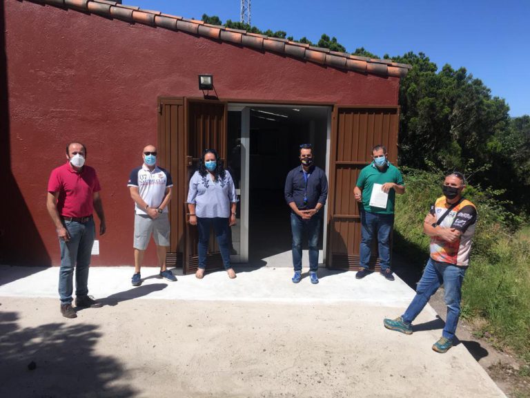 El Ayuntamiento de Santa Cruz entrega las llaves el nuevo local de la asociación vecinal del pueblo de Casas de la cumbre