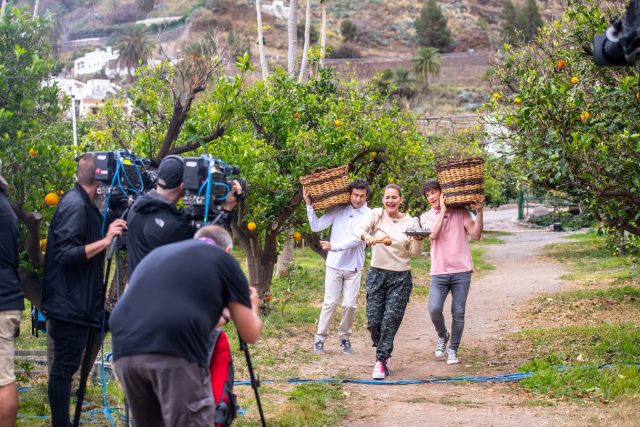 Los presentadores del programa en Gran Canaria.
