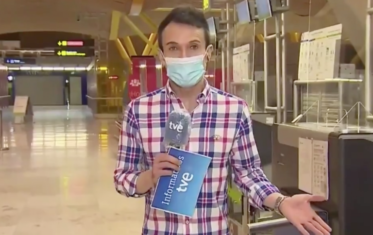 Un periodista de TVE imita a Papuchi durante un directo del Telediario