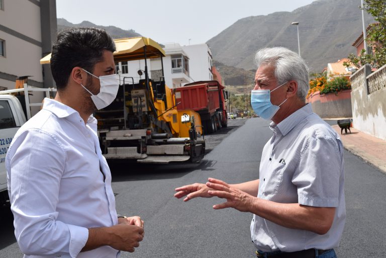 El Ayuntamiento invierte más de 60.000 euros en el reasfaltado de la carretera del Rosario