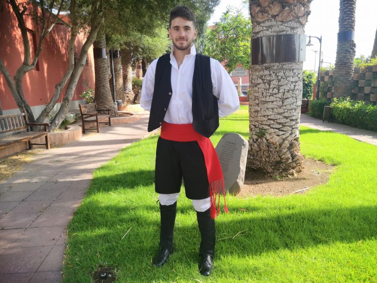 El ingeniense Carlos Santana vestirá un traje de Coros y Danzas en el certamen Mister Internacional España