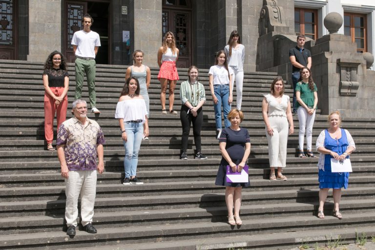 La Rectora de la Universidad de La Laguna recibe a la decena de estudiantes con mejor nota de acceso