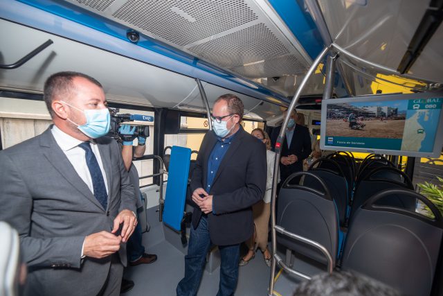 La imprudencia de bañarse con bandera roja causa el 80 % de los 133 ahogamientos que se han producido en Canarias en dos años 1 Pantalla con un vídeo en emisión tal y como lo verán los usuarios de las guaguas.