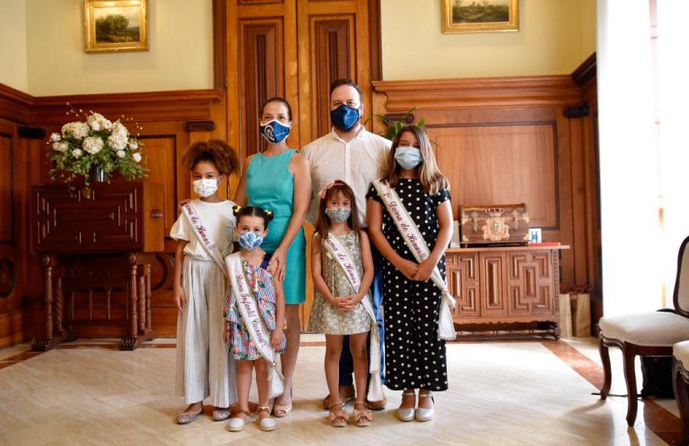 La alcaldesa, Patricia Hernández, recibe en el Ayuntamiento de Santa Cruz de Tenerife a las Reinas y Damas de Honor del Carnaval 2020