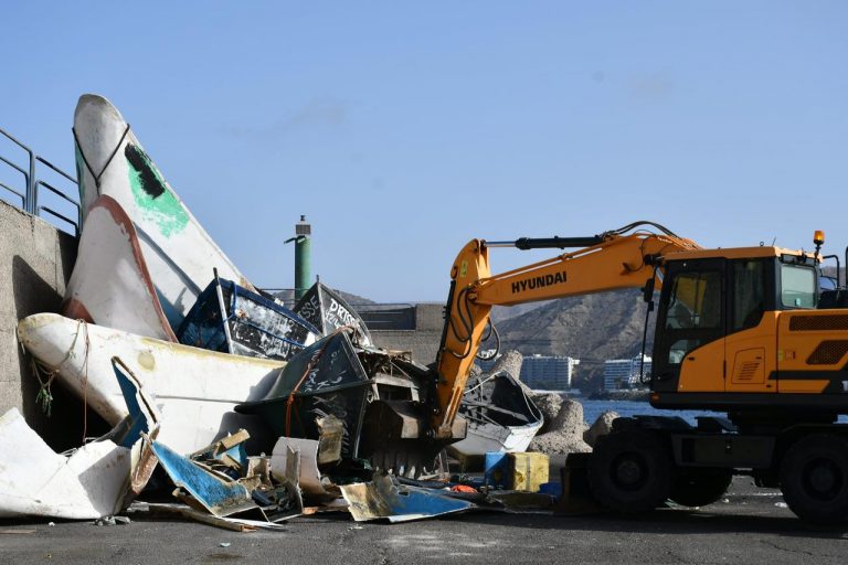 Comienza la retirada de cayucos y pateras en el Muelle de Arguineguín