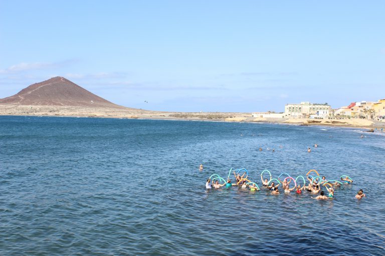 El programa de fisioterapia en el mar beneficia a una veintena de personas con fibromialgia y cáncer de mama