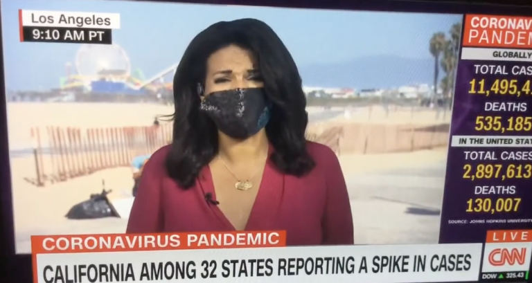 Pillan a una mujer orinando en la playa durante una conexión en directo