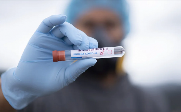 Un hombre da positivo por covid 15 veces en menos de tres meses