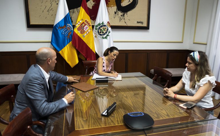 El Ayuntamiento de Santa Cruz cierra un acuerdo con Fred Olsen para la movilidad de deportistas entre islas