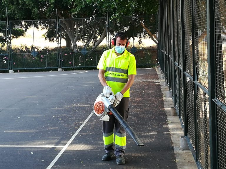 El Ayuntamiento de Santa Cruz refuerza las labores de limpieza en las canchas y zonas deportivas