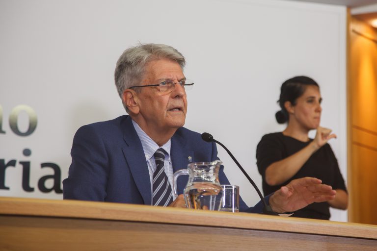 El Gobierno amplía de seis a 12 meses el tiempo de posicionamiento del helicóptero con base en La Gomera