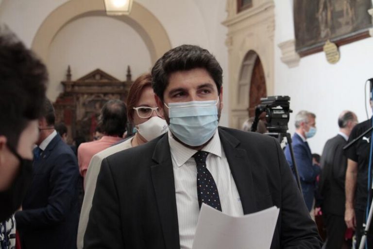 Fernando López Miras manifestó que está sobre la mesa limitar los grandes eventos sociales