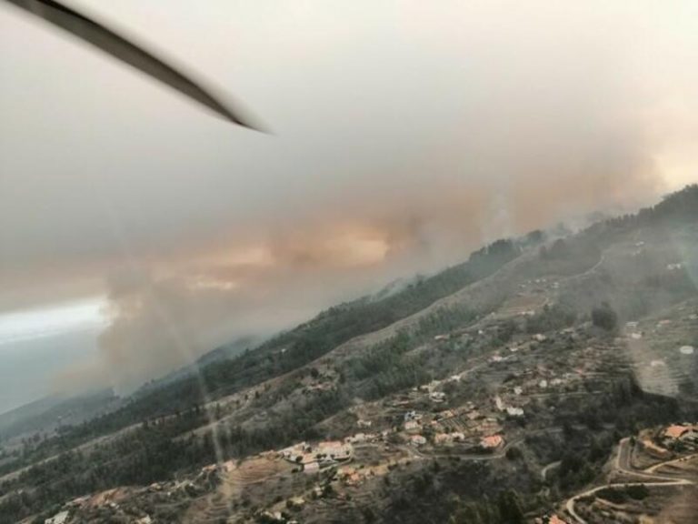 El trabajo de vigilancia y el refresco de la noche estabilizan el incendio de La Palma