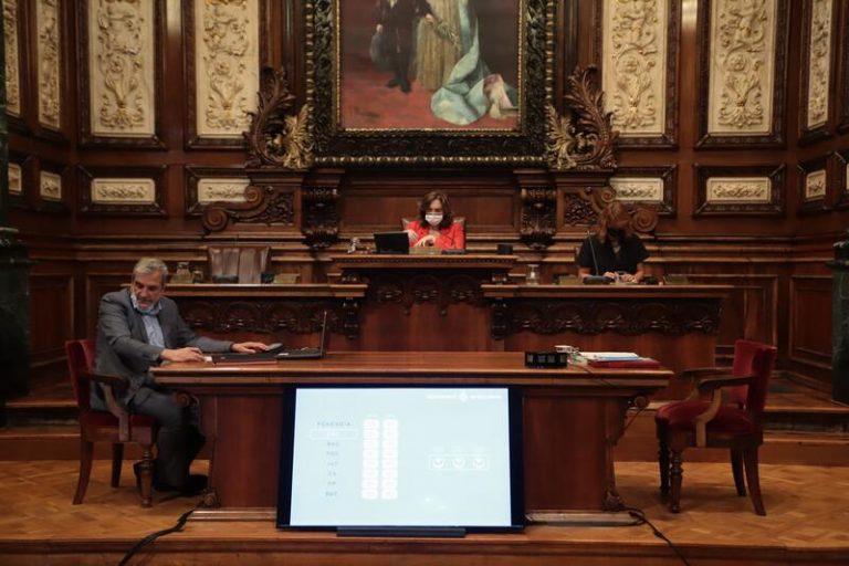 Los servicios jurídicos declaran legal el pleno de mañana del Ayuntamiento de Barcelona sobre la monarquía