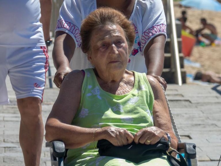 La Infanta Margarita veranea en Portugal ajena a la situación de su hermano Don Juan Carlos