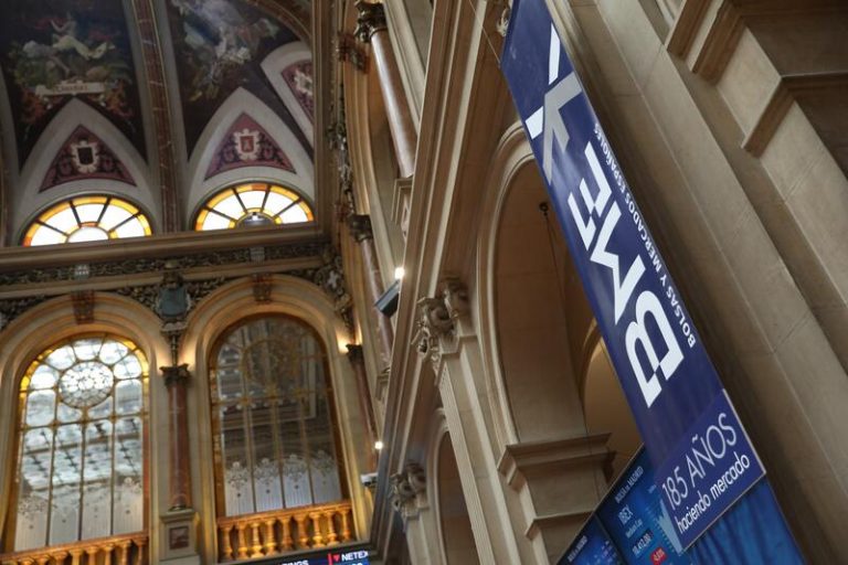 Economía/Bolsa.- El Ibex 35 se impulsa un 2,16% en la semana y aguanta los 7.100 puntos