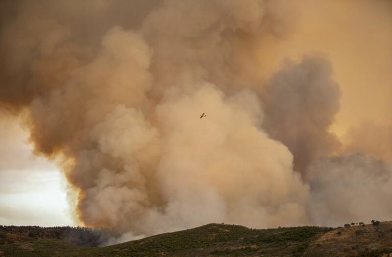 Contienen el 70% del perímetro en el incendio de Almonaster, pero sigue sin estar controlado