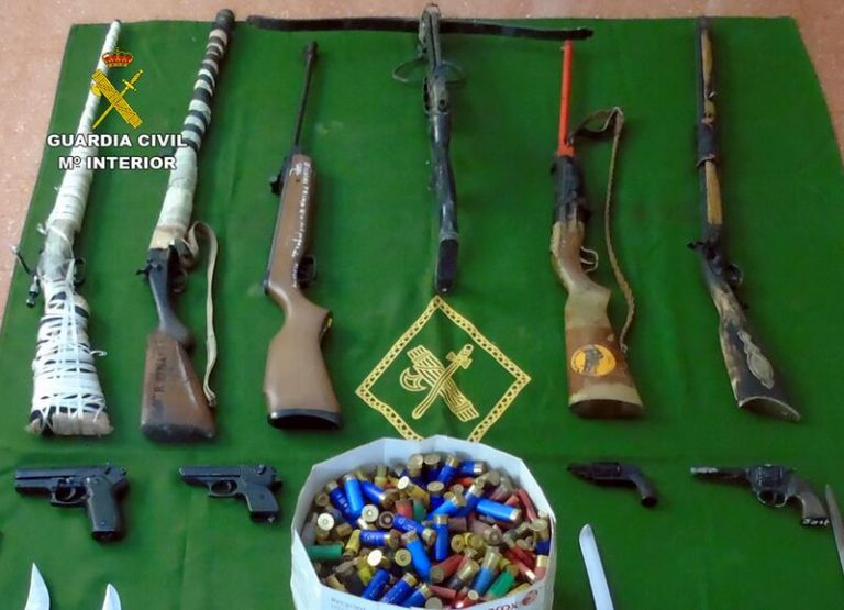 Guardia Civil investiga un caso de violencia de género y descubre un arsenal escondido
