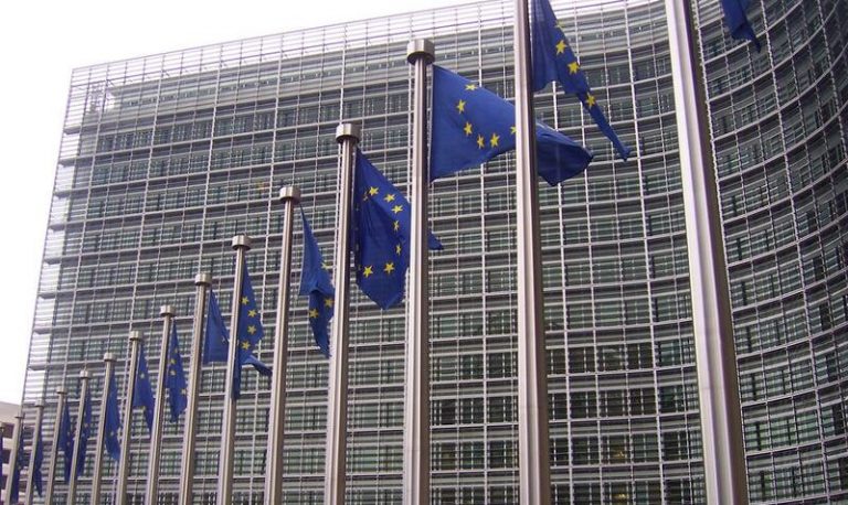 Bruselas dará 400 millones al proyecto de la OMS para la compra conjunta de vacunas