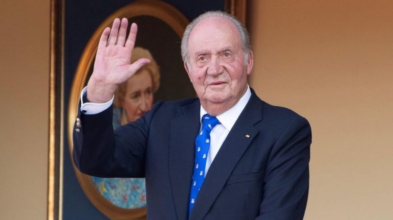 El manifiesto de antiguos altos cargos en defensa de Juan Carlos I se envía a Zarzuela tras sumar 215 firmas