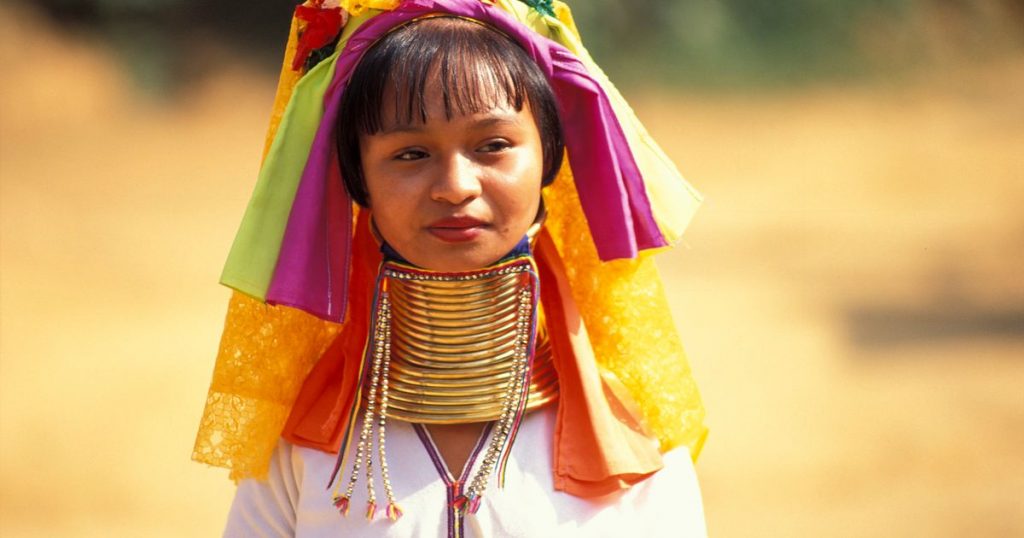 Mujer con collares en su cuello.